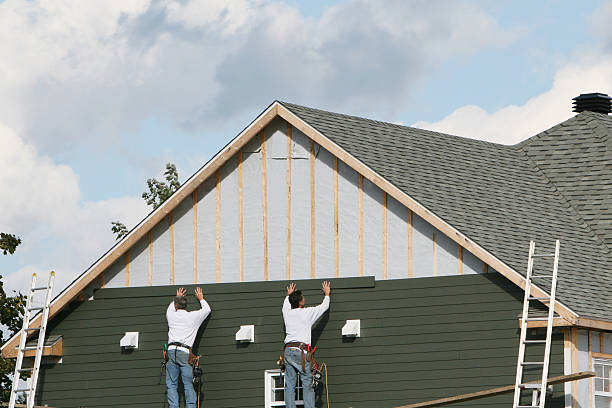 Professional Siding Installation technician working in Hubbard, OR